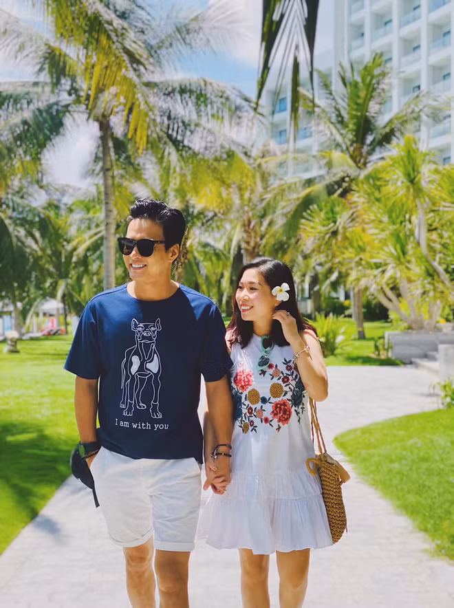 Không chỉ có sự nghiệp thành công, nam diễn viên có cuộc sống gia đình hạnh phúc bên bà xã Anh Đào. Bên cạnh công việc chính, Hồng Đăng phụ giúp vợ kinh doanh. Cả hai thường xuyên khoe ảnh hạnh phúc trên trang cá nhân.