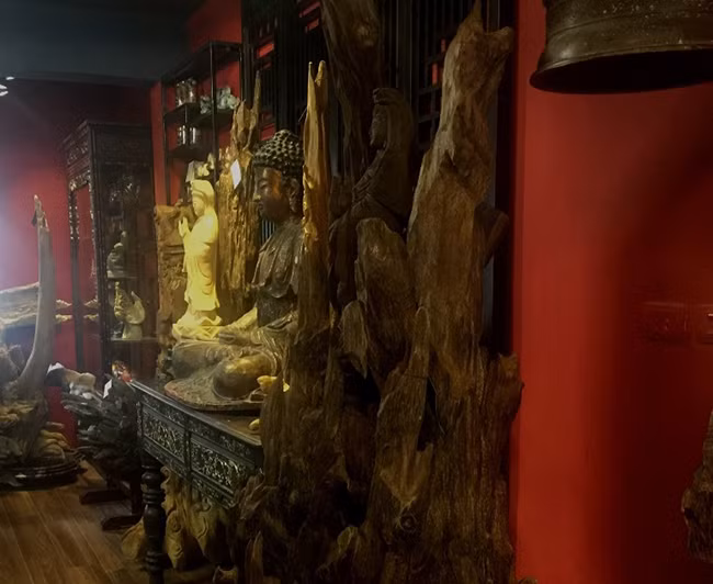 Theo chia sẻ của đại gia này, để có những khối trầm hương trên, anh đã phải mất hơn 20 năm sưu tầm, tìm tòi cũng như tốn không biết bao nhiêu tiền của để được sở hữu chúng.