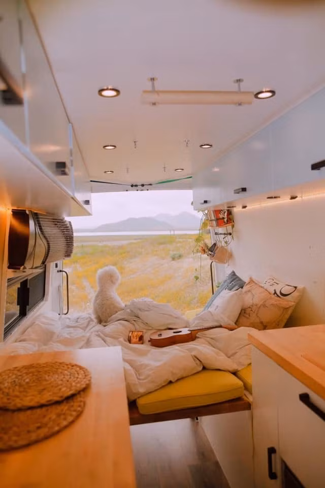 Từ một chiếc xe van cũ, dưới bàn tay khéo léo của chồng chị Mây đã được ‘hô biến’ thành ngôi nhà di động tiện nghi, có đầy đủ chức năng cơ bản như phòng ngủ, tolet, bếp nấu ăn, tủ đựng quần áo và bàn làm việc. Chiếc xe còn có hẳn nguồn điện sinh hoạt từ nguồn điện năng lượng mặt trời.