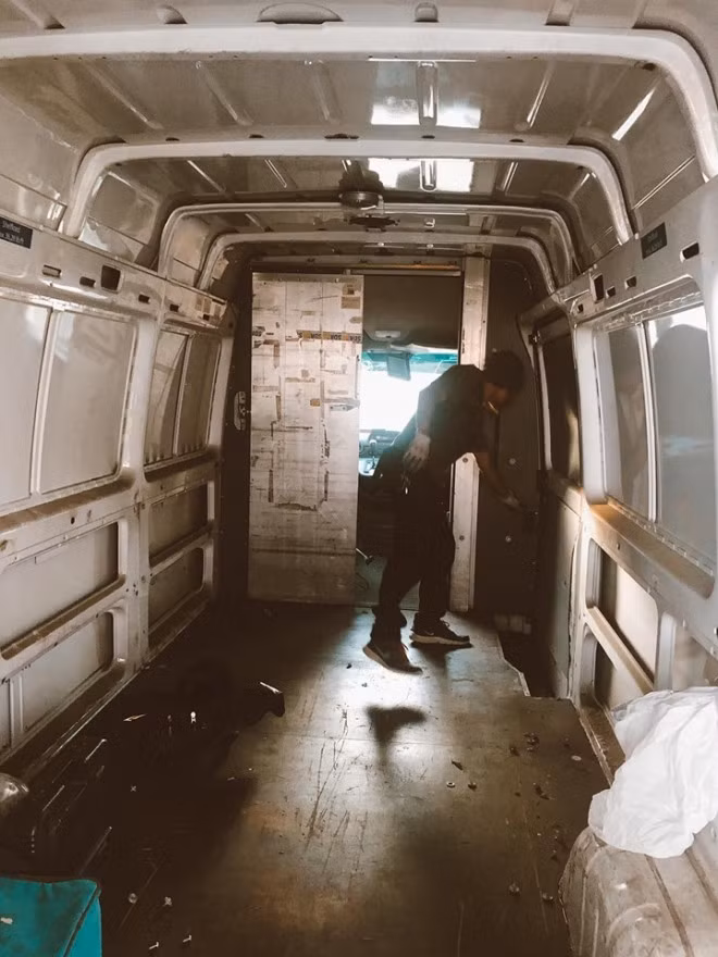 “Nếu chọn những loại camper van thông thường như RV hay aistream thì sẽ dễ gây chú ý và tò mò cho những người xung quanh nên mình chọn chiếc xe có vẻ ngoài như một chiếc xe thông thường, chỉ cần gắn thêm bảng như 'hazardous chemicals' (hoá chất nguy hiểm) hay 'plumping company' (công ty bơm nước) thì sẽ tránh bị dòm ngó” – Mây cho biết.