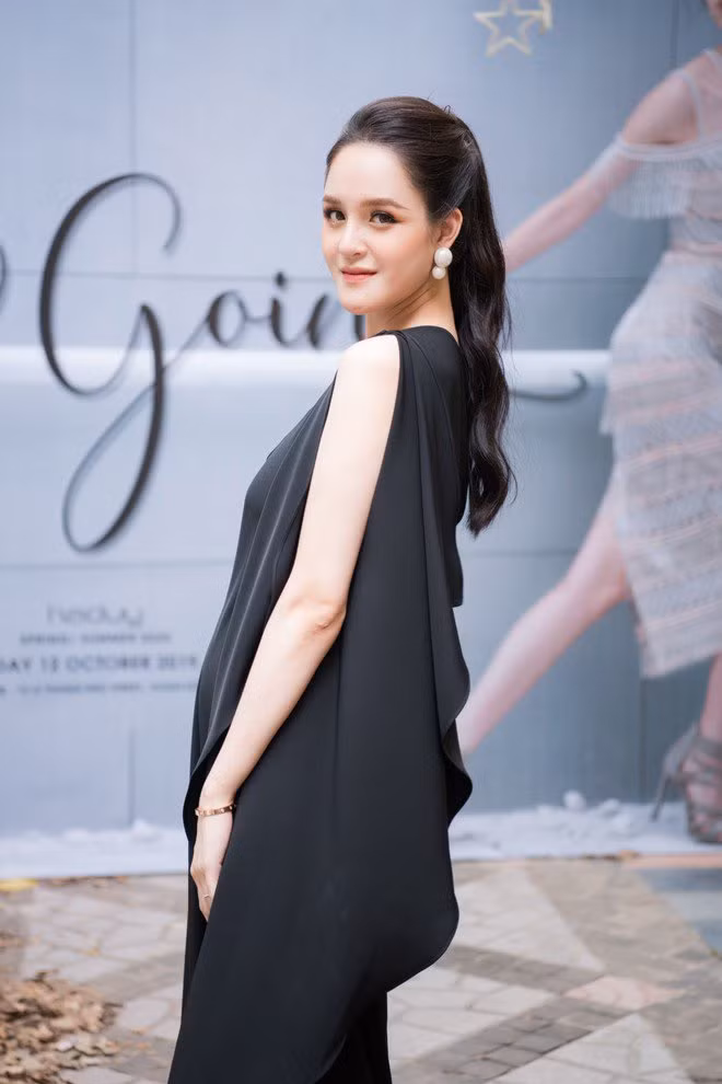Cuối năm 2019, Hoàng Anh chia sẻ thông tin cô mang thai lần 2 và chuẩn bị sinh con trai. Sau ba năm kết hôn, á hậu tự nhận thấy mình trưởng thành, bớt tính trẻ con và sống có trách nhiệm. “Tôi là con gái út nên từ nhỏ đã quen với việc được cả nhà chiều chuộng, không phải nhường nhịn ai. Tuy nhiên khi lấy chồng, tôi lại là con dâu trưởng trong nhà nên tính cách cũng dần thay đổi. May mắn tôi có bố mẹ chồng tâm lý, hiểu cho con dâu và giúp tôi mỗi ngày hoàn thiện bản thân hơn”, cô tâm sự. Ảnh: Vũ Toàn.