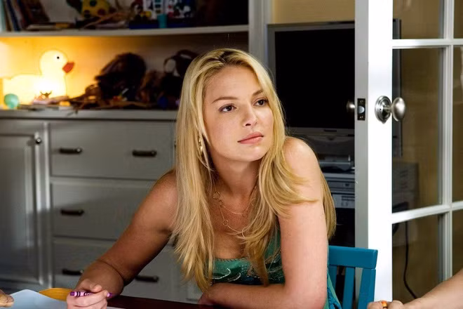  Katherine Heigl và Valentine’s Day: Đã có thời Katherine Heigl là “cục cưng của nước Mỹ” nhờ thành công của bộ phim hài Knocked Up (2007) và loạt Grey’s Anatomy. Khi dự án Valentine’s Day (2010) tìm đến cô, Heigl đưa ra yêu cầu cát-xê 3 triệu USD cho phần diễn ít ỏi. Họ không thể chiều lòng minh tinh, nhất là khi dự án còn có sự tham gia của nhiều ngôi sao khác như Bradley Cooper, Anne Hathaway, Taylor Swift… Cộng thêm những lần bị tố cáo là kiêu ngạo, có thái độ không đúng mực trên phim trường, cái tên Katherine Heigl dần rơi vào quên lãng.