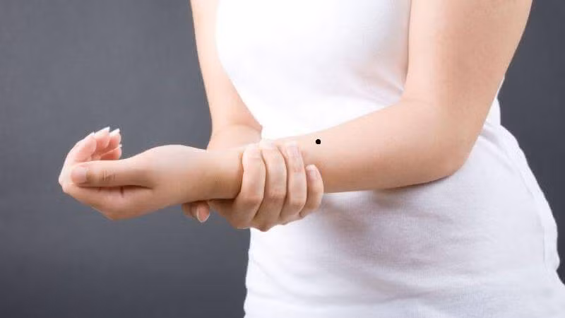 Trong tính cách phần lớn những người có nốt ruồi ở vị trí này thường là người có đầu óc thông minh, nhanh nhạy nên thường nắm giữ vị trí cao trong công việc. Do họ có tài có đức nên sớm muộn cũng giàu có tự mình tạo dựng được cơ đồ khiến người xung quanh phải vô cùng ngưỡng mộ. 