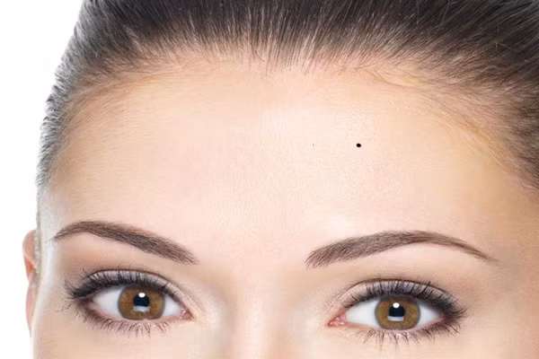 Những người đàn ông có nốt ruồi trên trán phía bên trái sẽ có con đường sự nghiệp rực rỡ, dễ dàng thăng tiến trong công việc và đạt được vinh hoa phú quý.