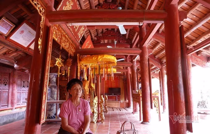 Bà Nghiêm Thị Dần (83 tuổi), dâu trưởng đời thứ 19 của dòng họ cho hay: "Nhiều năm nay, nhà từ đường của chúng tôi trở thành địa điểm thăm quan du lịch của các đoàn khách yêu văn hóa cổ truyền. Dòng họ Nguyễn Viết thay nhau bảo vệ, giữ gìn các hiện vật nhằm mục đích lưu lại những giá trị văn hóa cho các thế hệ. Đồng thời nhắc nhở con cháu 3 việc. Thứ nhất: Noi gương, tiếp tục truyền thống học tập như các cụ đời trước. Thứ 2: Thể hiện tinh thần đoàn kết của dòng tộc. Thứ 3: Song song với học tập, mọi người cùng lưu giữ và phát triển nghề cổ truyền cha ông để lại.