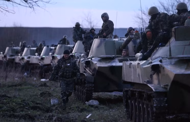 Đoàn xe bọc thép chở quân của chính quyền Ukraine thẳng tiến về Slaviansk.