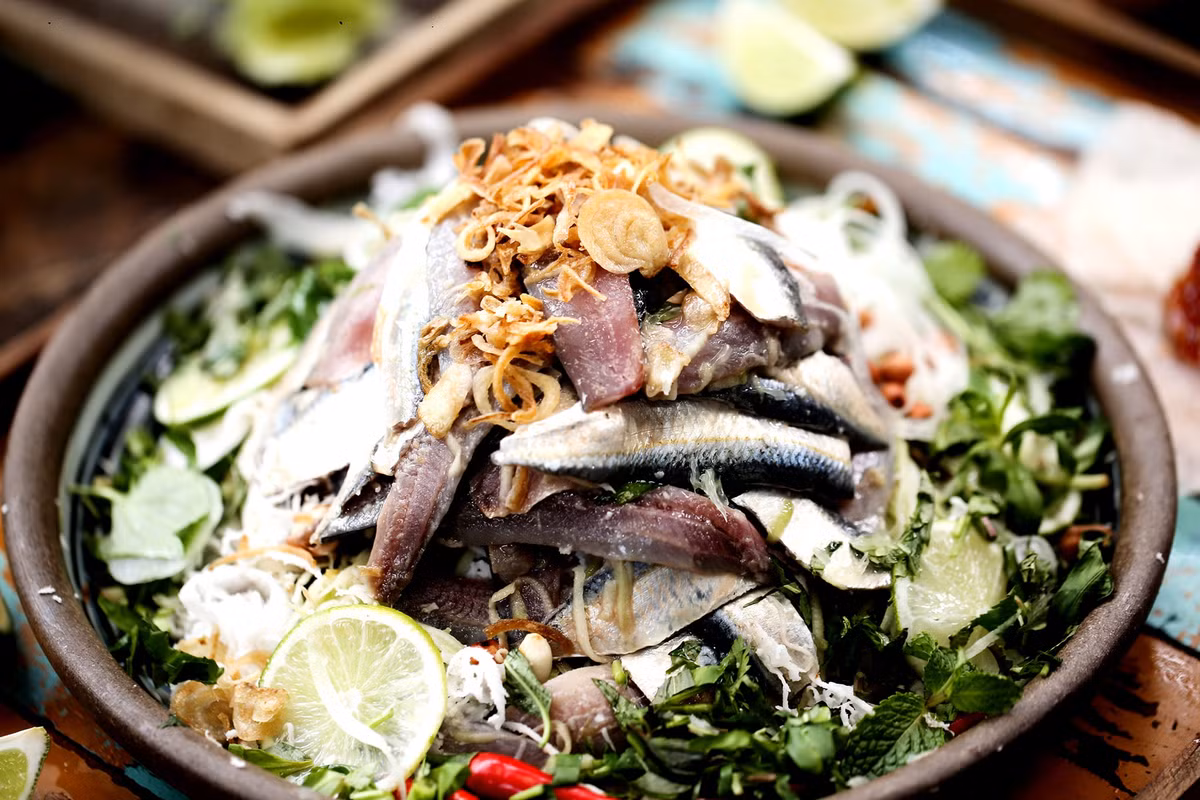  Gỏi cá trích là đặc sản miền biển được nhiều người yêu thích bởi cách làm khá đơn giản, song lại có hương vị rất riêng. Nguyên liệu cơ bản gồm bún, thơm và cá trích phi lê, rửa sạch để ráo. Thành phần bóp gỏi cá gồm nước mắm, đường, chanh, hành tây, rau răm, rau thơm, đậu phộng, dừa nạo, xoài bào sợi. Món ăn được dùng chung với mắm nêm đậm đà. Ảnh: Phuocws Taans.