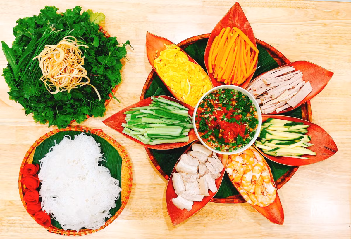  Gỏi cuốn tôm thịt có đầy đủ chất dinh dưỡng, không gây ngán, giúp bạn cải thiện ẩm thực của gia đình. Thành phần chính gồm thịt ba chỉ, chả, trứng rán cắt sợi, bún, tôm, kèm xà lách, rau sống, xoài, cà rốt, dưa leo thái sợi. Khi ăn, bạn dùng bánh tráng xếp lần lượt các nguyên liệu trên và cuốn chặt tay rồi chấm nước mắm. Nước chấm gồm nước mắm, đường, chanh hoặc giấm và thêm tiêu, ớt, tỏi, húng thơm, lượng vừa ăn. Ảnh: Sarah Tuệ Tâm.