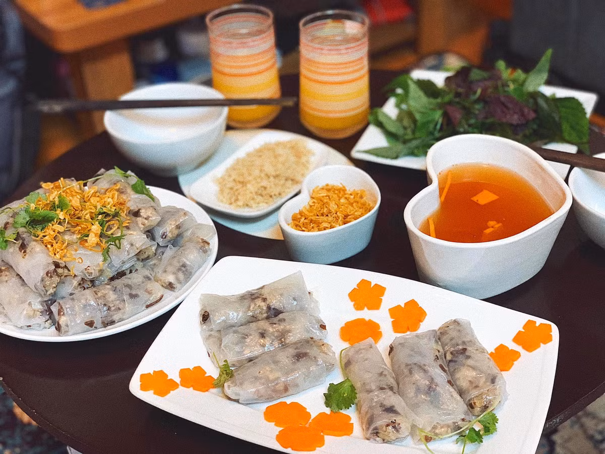  Bánh cuốn làm từ bánh tráng là một trong những món ngon thu hút hội yêu nấu nướng trổ tài. Bánh tráng khô được ngâm nước có pha chút dầu ăn để chống dính. Phần nhân gồm thịt nạc băm, mộc nhĩ, hành tây, hành lá được cuộn bên trong rồi đem hấp. Hỗn hợp nước mắm, đường, hạt tiêu, chanh, giấm gạo, ớt tươi là linh hồn của món bánh cuốn. Ảnh: Mộc Quế Anh.