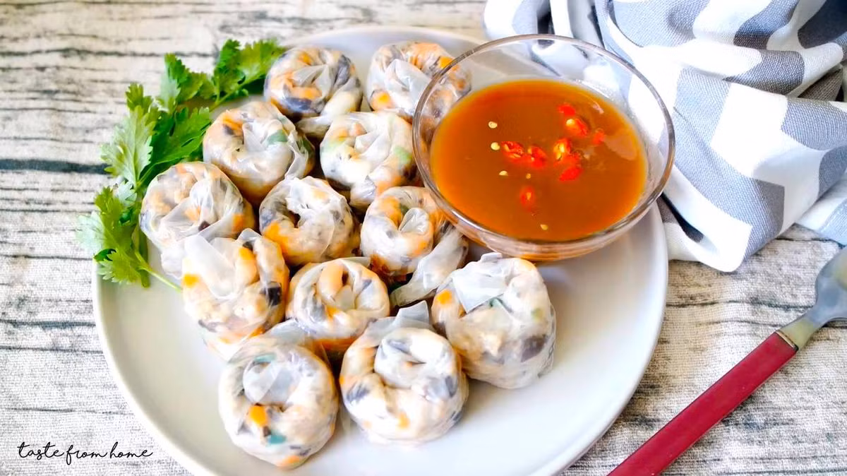  Bánh tráng lụi có xuất xứ từ Tây Nguyên, mang hương vị dân dã. Phần nhân được xào từ nhiều nguyên liệu như thịt lợn xay, cà rốt, hành tây, nấm mèo, hành khô, gia vị. Điểm đặc biệt của món ăn nằm ở cách cuốn tạo ra hình thức bắt mắt. Sốt mắm me ăn kèm dậy mùi tỏi phi, ớt, kích thích vị giác. Ảnh: QTrang Duong.