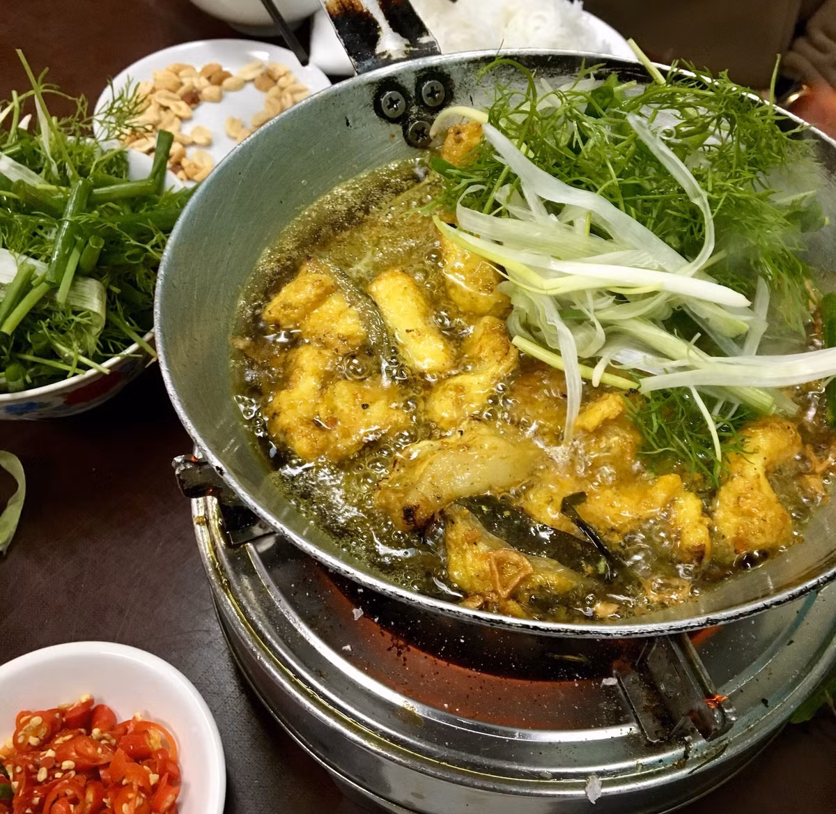  Chả cá: Những miếng cá vàng ươm được rán sơ, xào cùng hành tươi và gia vị để có hương vị thơm ngon đặc trưng. Gắp một miếng cá, thêm chút bún và hành tươi, chấm mắm tôm hoặc nước mắm cho thêm đậm vị, bạn sẽ có một bữa ăn vui vẻ bên bạn bè. Ảnh: CNN.