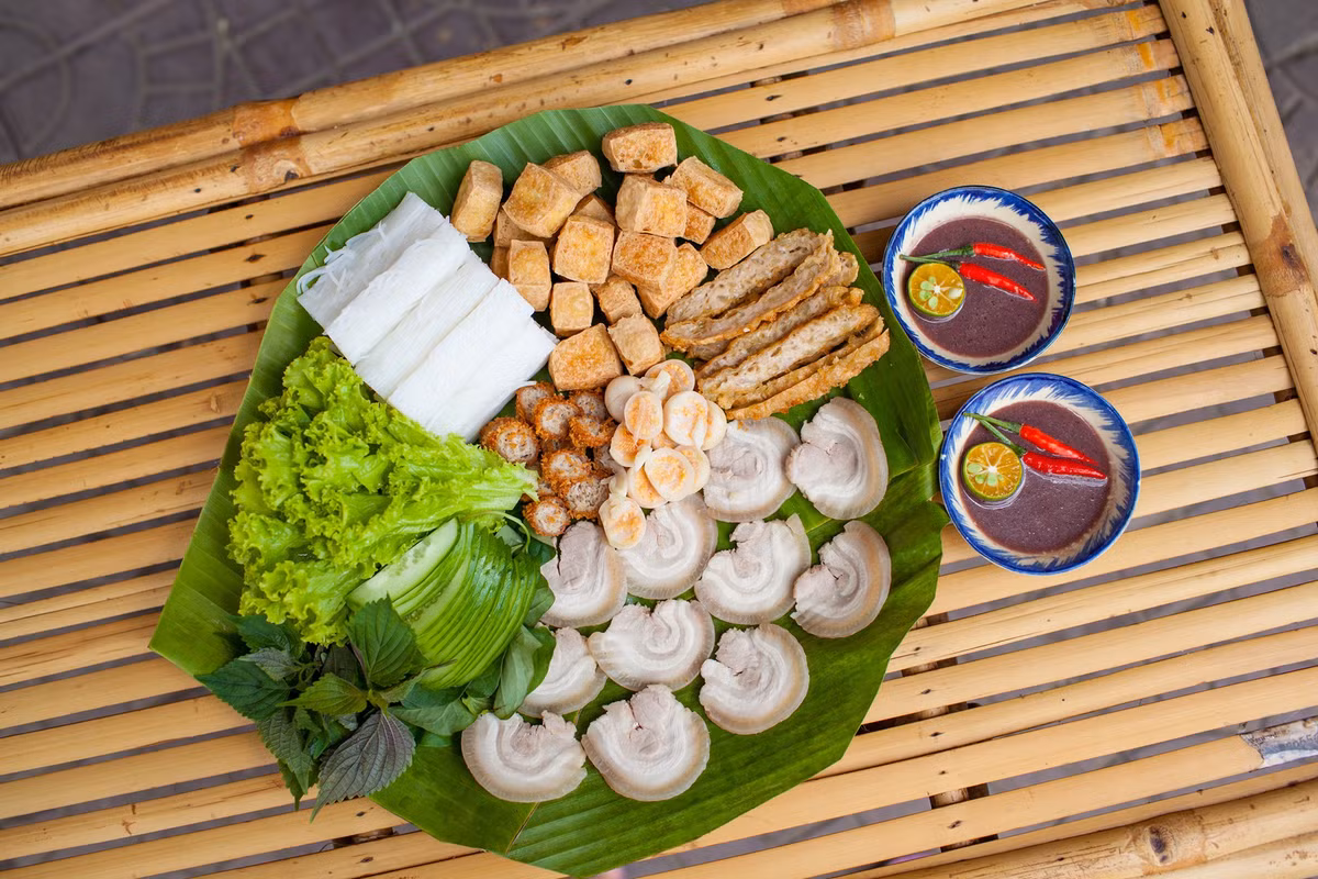  Bún đậu mắm tôm: Mắm tôm có thể "người ghét kẻ ưa", nhưng không ai phủ nhận sức hấp dẫn của món bún đậu. Những miếng đậu mơ được rán vừa khéo, giòn vỏ mềm trong, chấm chút mắm tôm mặn mặn, cay cay, ăn cùng bún lá, thịt chân giò rút xương, rau thơm... thật là "mỹ vị trần gian". Ảnh: Bestpricetravel.