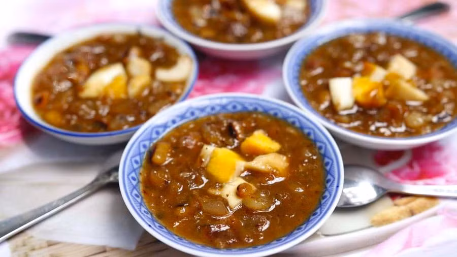 Chè cá rô đồng là sự kết hợp khéo léo giữa những nguyên liệu như thịt nạc cá rô đồng xé nhỏ, trứng gà ta, bột củ bình tinh, đường mía. Chè cá rô từng nằm trong danh sách những món ăn để tiến vua và chỉ có giới quý tộc triều Nguyễn xưa mới được thưởng thức. Đây vốn là món tráng miệng độc đáo của ẩm thực Huế, song gần như đã thất truyền. Ảnh: Pinterest.
