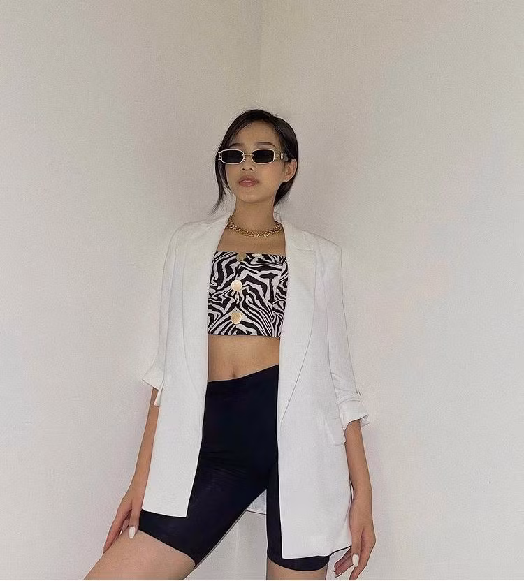 Đỗ Hà khéo léo mix quần xe đạp cùng áo quây để khoe eo thon, nàng hậu khoác thêm blazer dáng dài, đeo phụ kiện vòng cổ kim loại, mắt kính râm vô cùng bắt mắt.