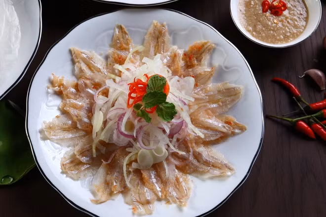 br/> Đến các địa phương Nam Trung Bộ như Bình Định, Phú Yên, Khánh Hòa, Bình Thuận..., du khách có thể thưởng thức gỏi cá mai. Cá mai thân mảnh, dài, trắng đục, được sơ chế sạch, làm chín tái, giữ được độ tươi, ngọt của thịt cá nhưng không có mùi tanh. Ngoài ra, các nguyên liệu cần có để trộn gỏi cá là hành tây, ớt, chanh, xoài, rau húng, đậu phộng rang, nước mắm pha... tùy từng địa phương và người chế biến: Ảnh: Hoàng Thụy.