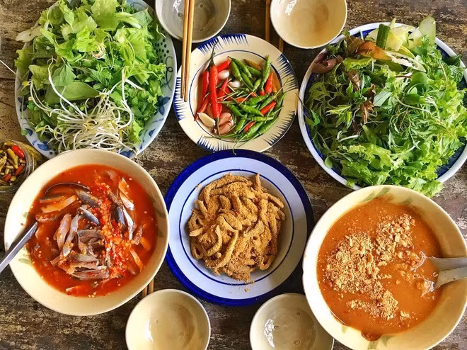 br/> Gỏi cá Nam Ô là đặc sản trứ danh ở Đà Nẵng. Nguyên liệu để chế biến gỏi cần có cá trích, cá cơm, cá mòi... tươi rói, dùng kèm đủ loại rau thơm, bánh tráng... Điểm đặc biệt là gỏi cá Nam Ô có thể phục vụ theo 2 kiểu là gỏi khô (cá tẩm thính, mè...) và gỏi ướt (cá ngâm trong nước mắm Nam Ô hảo hạng, pha chế đậm đà). Ảnh: Thiện Nguyễn.