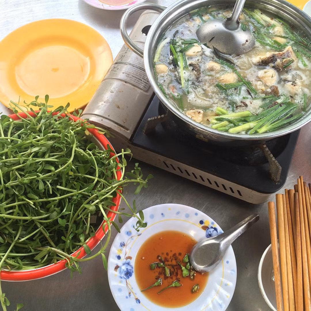 Cháo cá lóc rau đắng là món ăn quen thuộc ở miền Tây. Cháo có vị ngon ngọt đậm đà của thịt cá lóc, nấm rơm, lại kết hợp cùng vị nhân nhẫn, đăng đắng của rau đắng, đem lại hương vị dân dã mà hấp dẫn. Ngoài phục vụ riêng từng tô cháo cho từng người ăn, cách phục vụ cháo cá lóc rau đắng như kiểu món lẩu cũng rất phổ biến, để nhiều người cùng quây quần và thưởng thức. Ảnh: Blackcoffee149.