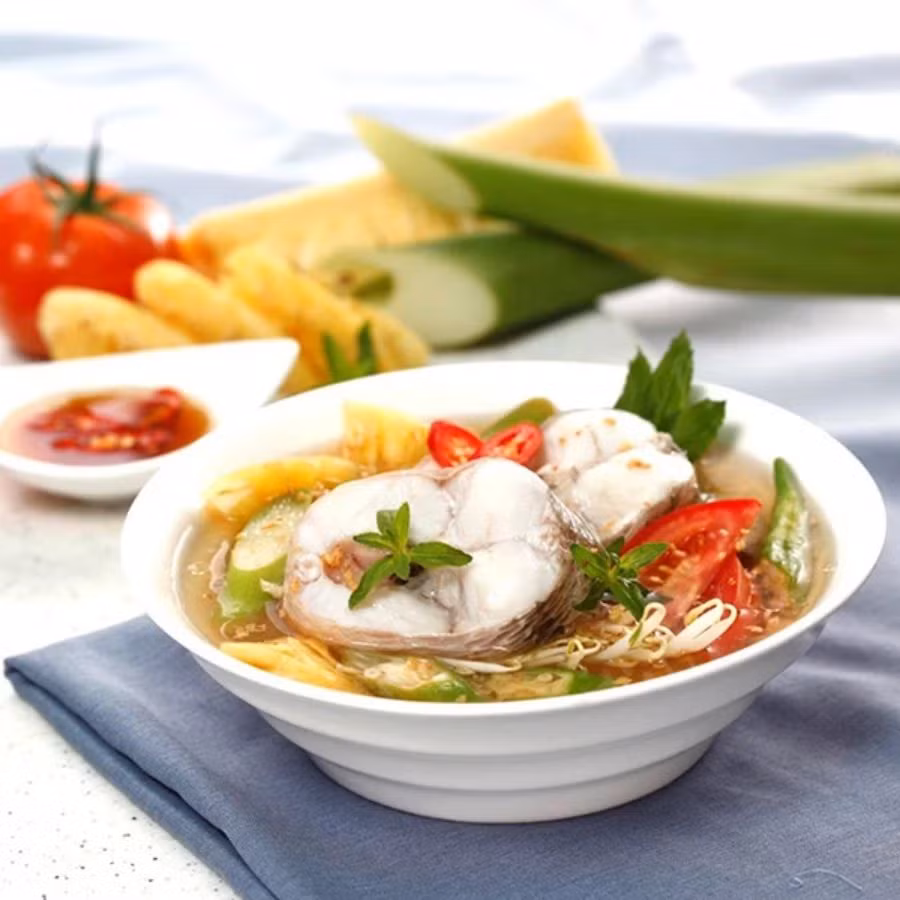 Đến miền Tây, du khách có thể thưởng thức bữa cơm hàng ngày với cá lóc kho tộ và canh chua cá lóc. Cá lóc kho tộ có màu sắc đẹp mắt, hơi kẹo lại, vị mặn ngọt đậm đà. Canh chua cá lóc có nhiều nguyên liệu như cà chua, thơm, bạc hà, giá, hành, ớt... cùng nước dùng thanh mát, chua chua ngọt ngọt. Ảnh: Bazantravel.