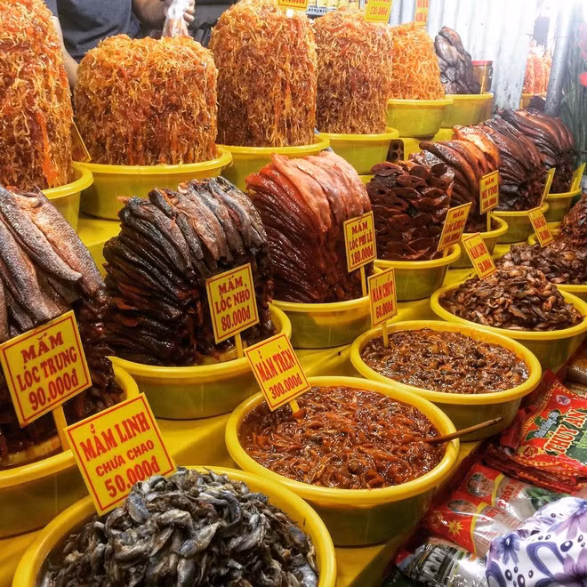 br/> Mắm cá lóc, hay gọi tắt là mắm lóc, là đặc sản miền Tây nổi tiếng, được nhiều người ưa chuộng. Người ta có các cách gọi khác nhau để phân biệt, dựa vào cách sơ chế cá để muối mắm hoặc kích cỡ cá, như mắm lóc khúc, mắm lóc fillet, mắm lóc xay, mắm lóc nhỏ, mắm lóc trung, mắm lóc lớn, mắm lóc xồ... Ảnh: Toni_ng20.