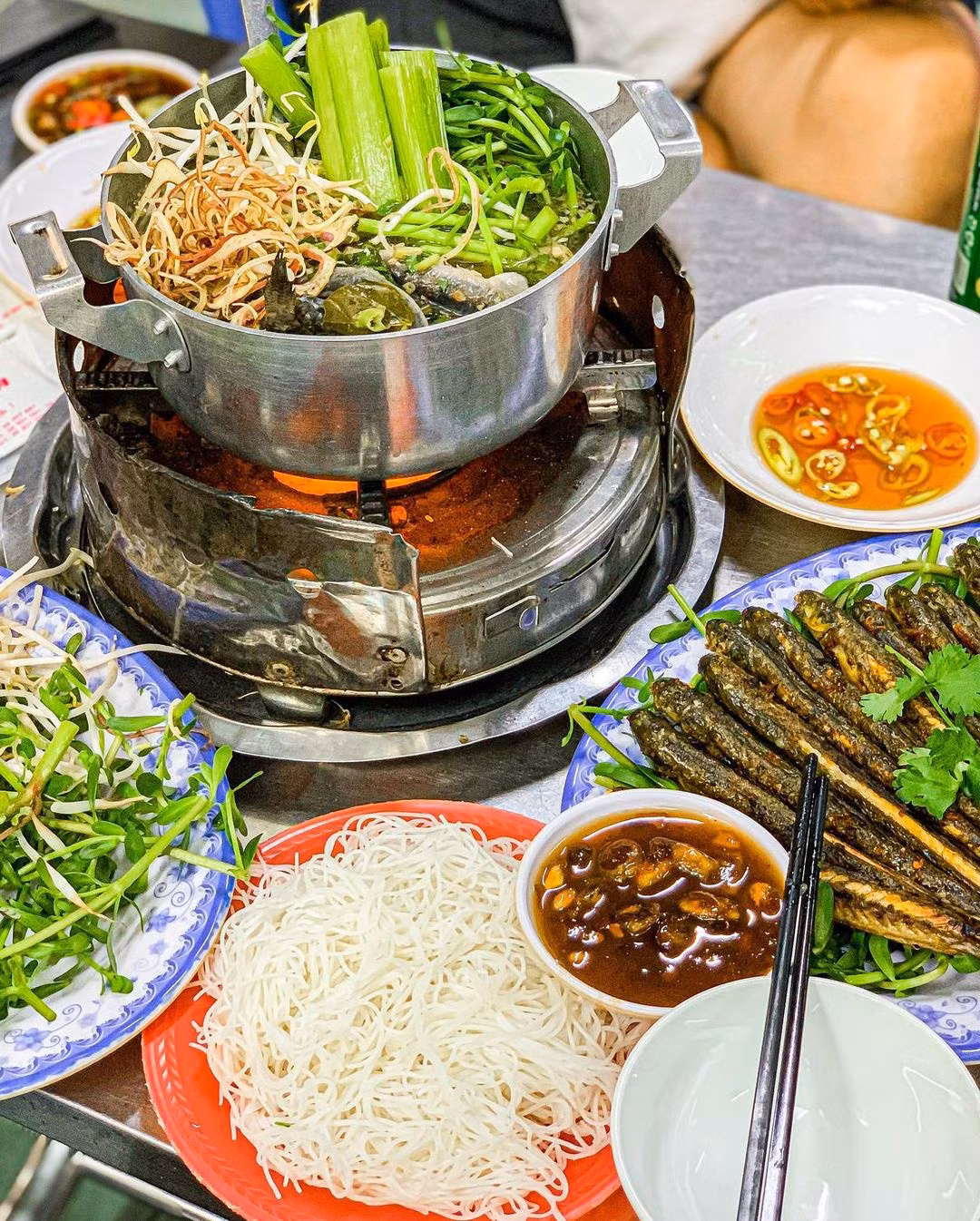  Rau đắng: Ở Nam Bộ, rau đắng thường được ăn kèm trong món lẩu cá kèo, cá kèo nướng, cá kèo chiên giòn... Vị đăng đắng đặc trưng của rau đắng kết hợp cùng vị ngọt thịt, beo béo của cá kèo hấp dẫn người ăn. Ngoài ra, ở Nam Bộ, cháo cá lóc rau đắng, canh rau đắng... cũng rất được ưa chuộng. Rau đắng không chỉ là thực phẩm, mà còn được biết đến như vị thuốc hữu ích. Ảnh: Rio.thefoodlist_.