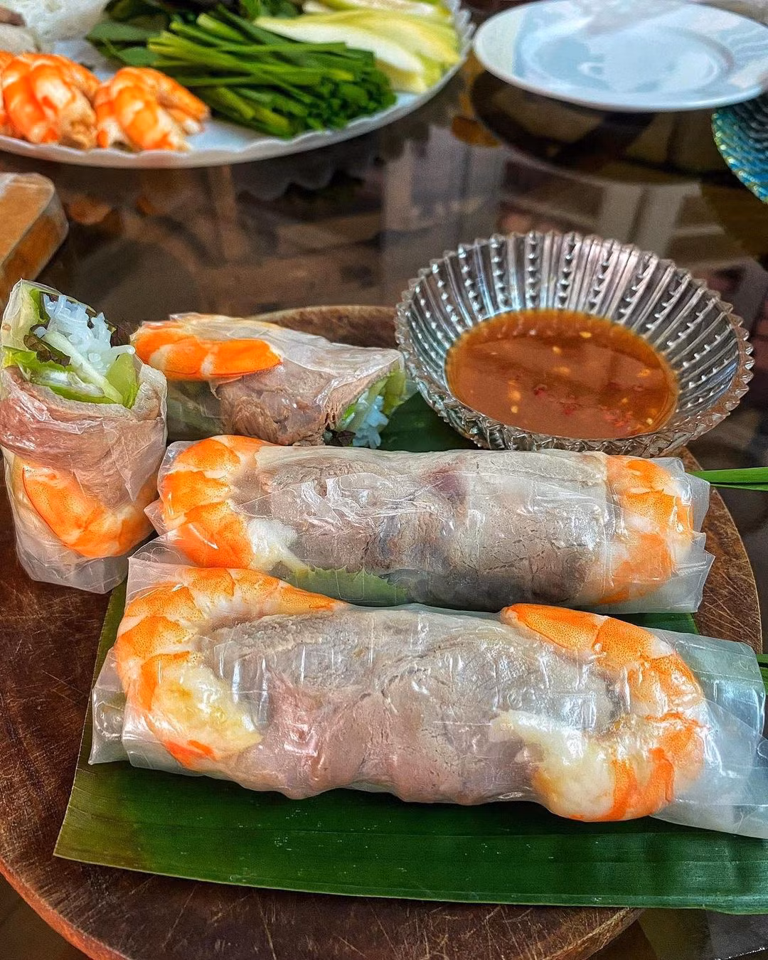 Vùng đất Gò Công ở Tiền Giang có đặc sản mắm tôm chà nổi tiếng. Người ta sử dụng tôm đất, tôm bạc tươi sống, làm sạch, ngâm qua rượu, giã nhuyễn với tỏi, ớt, muối... Hỗn hợp tôm sau khi ủ được chà qua rây để gạn thịt, đem phơi nắng. Khi thưởng thức, thực khách sẽ pha mắm tôm chà với chút chanh, đường, tỏi, ớt... để làm nước chấm. Ảnh: Bep.nha.punn.
