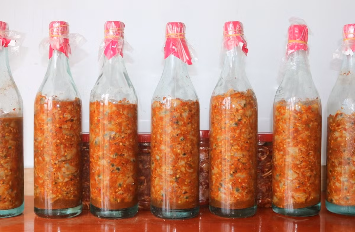 Mắm sò Lăng Cô là một trong những đặc sản mắm nổi tiếng ở Thừa Thiên - Huế. Lăng Cô hiện là thị trấn thuộc huyện Phú Lộc của tỉnh này, có vịnh biển đẹp. Nguyên liệu để làm mắm sò là sò lông, thường được người dân địa phương gọi là con sặc. Ảnh: Quahueonline.