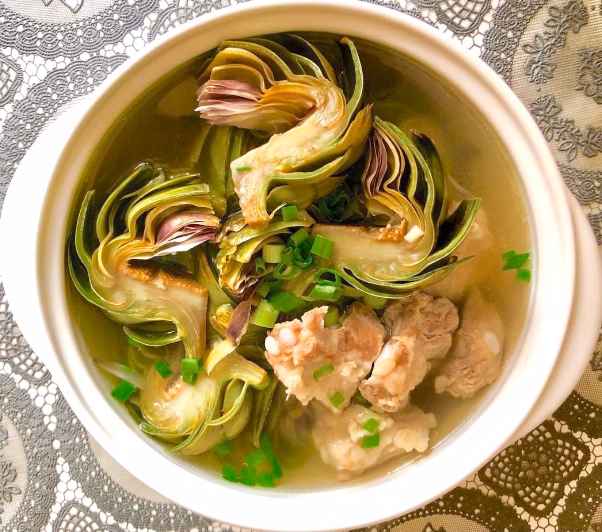  Canh hoa atiso hầm giò heo được xem là món ăn đặc trưng của ẩm thực Đà Lạt (Lâm Đồng). Hoa atiso có tác dụng mát gan và giải nhiệt, khi kết hợp với chân giò heo được hầm kỹ trong nhiều giờ tạo ra hương vị bổ dưỡng, thanh mát. Ảnh: Vietnmacuisines.