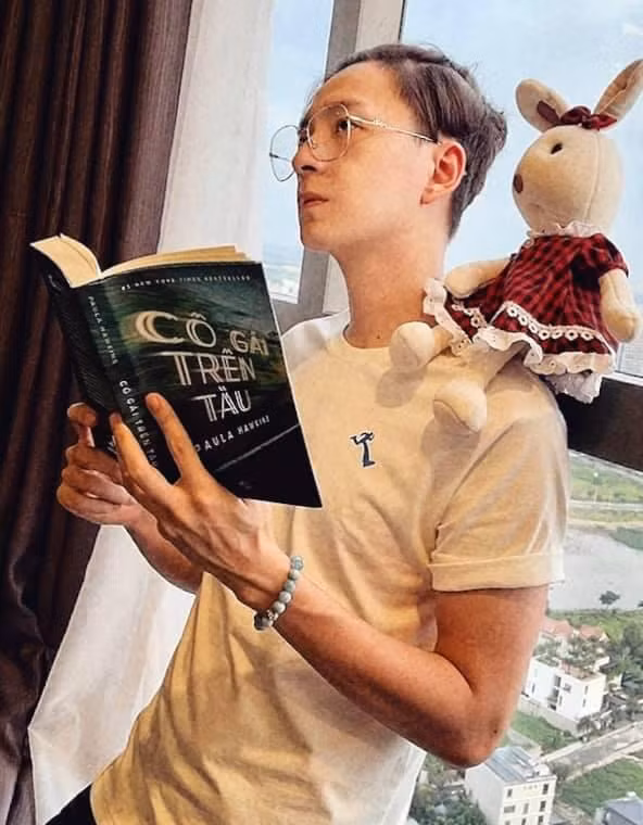 Đọc cuốn sách "Cô Gái Trên Tàu" và nhìn thật xa xôi.