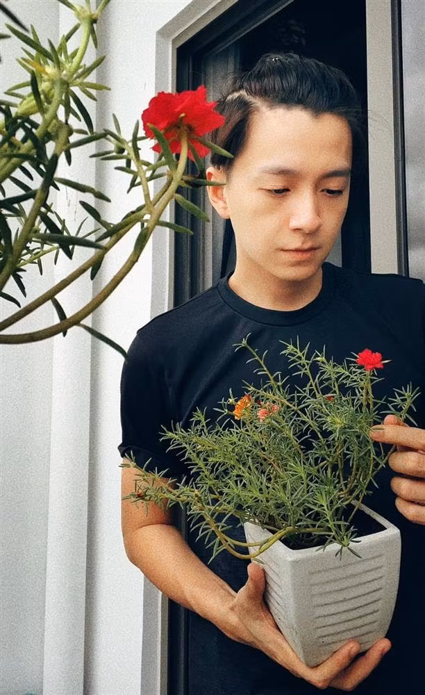 Hình ảnh "bé bên hoa" của Ngô Kiến Huy khiến nhiều người thích thú, nét diễn thoảng buồn hợp cảnh hợp tình.