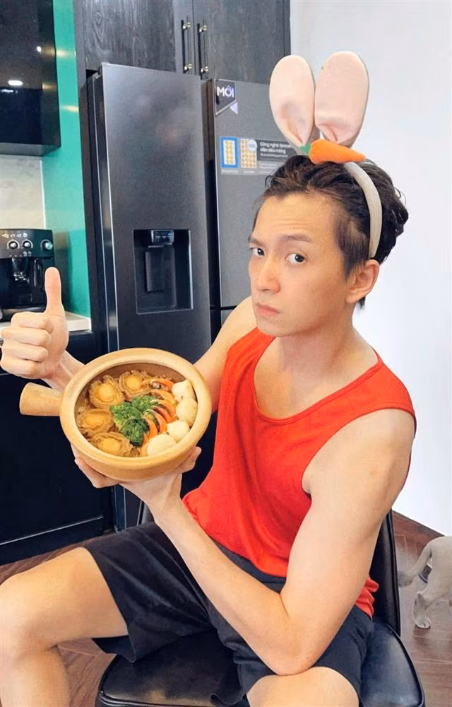"Bé Thỏ" khoe đồ ăn ngon nè.