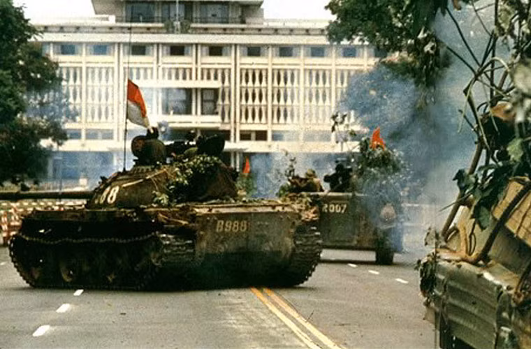 Đội hình hỗn hợp xe tăng T-54 (giữa) và 2 chiếc xe bọc thép chở quân K-63 ngay trước cổng Dinh Độc Lập ngày 30/4. K-63 là loại xe bọc thép do Trung Quốc sản xuất, viện trợ cho ta.