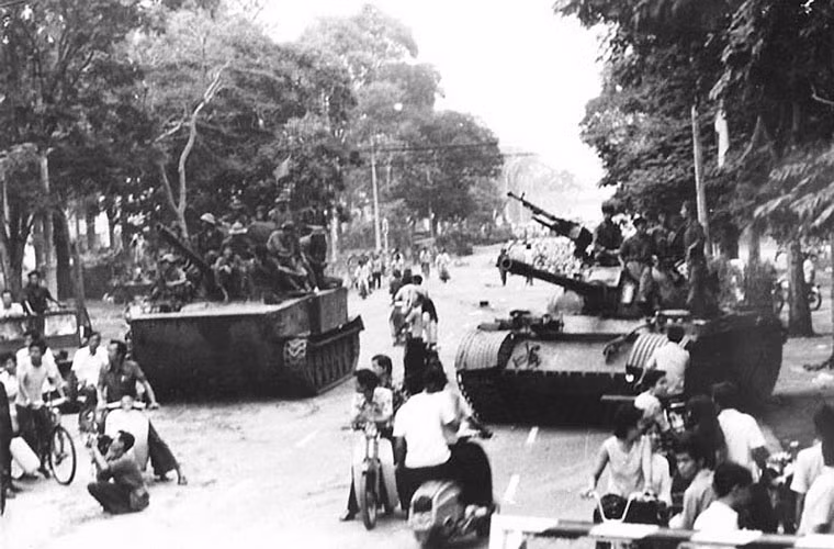 Sáng ngày 30/4/1975, từ khắp mọi hướng, đội hình xe tăng, thiết giáp cùng bộ binh đồng loạt tiến vào giải phóng Sài Gòn. Quân ta tiến nhanh mà gần như không gặp bất kỳ một sự kháng cự nào từ phía Quân đội Sài Gòn vì chúng đã hoàn toàn tan rã, phần nhiều ra hàng, vứt bỏ vũ khí. Trong ảnh là một chiếc xe tăng chiến đấu chủ lực T-54 (phải ảnh) và xe tăng hạng nhẹ K-63-85 (trái ảnh) trên con phố ở Sài Gòn ngày 30/4. 