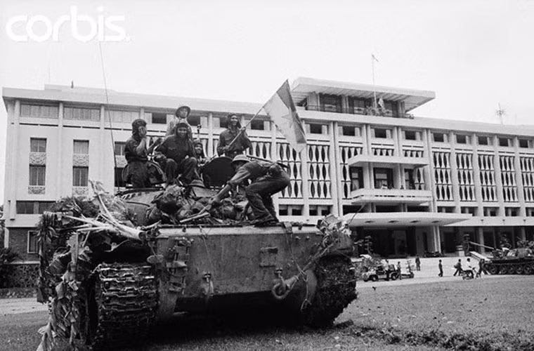Một chiếc xe tăng T-54 bên trong khuôn viên Dinh Độc Lập. 