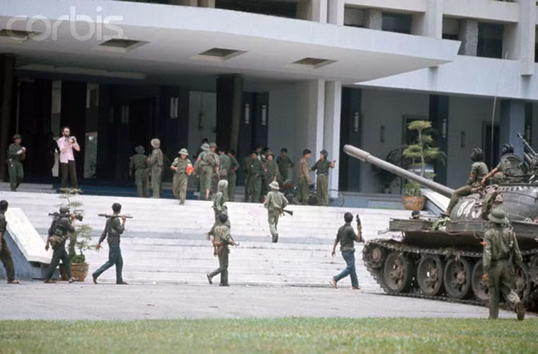 Xe tăng T-54 số hiệu 843 (bị mắc lại cổng phụ Dinh Độc Lập) đậu trước sảnh chính Dinh Độc Lập. Hiện nay, xe tăng số hiệu 843 được trưng bày tại vị trí trang trọng trong Bảo tàng Lịch sử Quân sự Việt Nam.