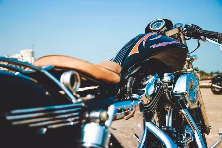 Để "biến hình" chiếc Harley-Davidson XL 1200, người thợ độ tại Đà Nẵng đã quyết định cắt gọn sườn sau, gò lại bình xăng, thay CNC chảng 3, độ lốp lớn... cùng nhiều chi tiết thủ công để chiếc xe trông hầm hố, dữ tợn hơn.