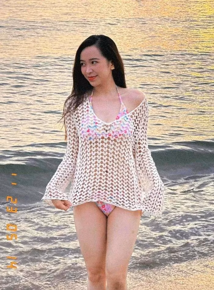 Trên trang cá nhân, Kim Oanh cũng chọn cho mình nhiều bộ cánh với các phong cách khác nhau, từ xuyên thấu e ấp đến các kiểu váy áo chất liệu ren đan móc. Mỗi trang phục đều được mix theo một cách rất riêng nhưng tựu trung đều đẹp và tôn dáng.