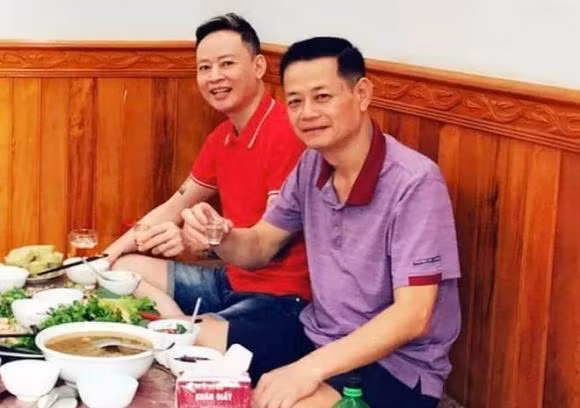 Ở tuổi 55, diễn viên Xuân Tùng chọn cuộc sống bình yên. Anh chia sẻ: "Cuộc sống mà, ai cũng thay đổi, có thể họ ngạc nhiên vì lâu không thấy tôi. Ngày xưa làm nghề tôi mong được gầy, trước kia tôi hơn 80 kg, giờ tôi 71 kg. Tôi không ăn kiêng và thể trạng hoàn toàn ổn".