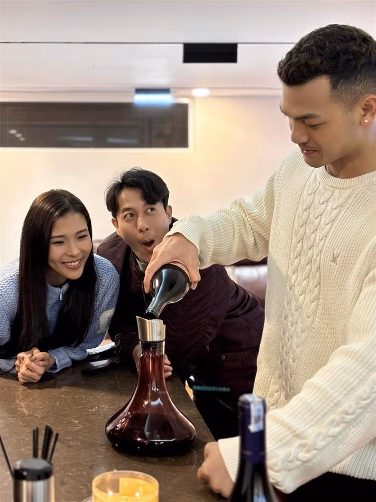 br/> Trong "Trạm cứu hộ trái tim", Vũ Tuấn Việt vào vai Hoàng Nam - em họ của Ngân Hà (Hồng Diễm) và sẽ kết đôi với Mỹ Đình (Thúy Diễm). Siêu mẫu sinh năm 1992 cho biết anh rất háo hức khi lần đầu tiên tham gia phim của "vũ trụ VFC".