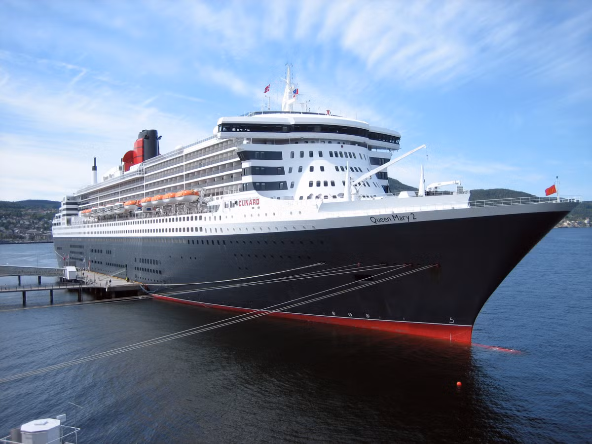Vịnh Nha Trang (Khánh Hòa) cũng là điểm dừng chân lý tưởng của du thuyền Queen Mary II trị giá gần 900 triệu đô vào thời điểm tháng 12/2011, đưa hơn 2.000 du khách thăm quan cảnh đẹp vùng biển Việt Nam. Tàu có chiều dài 345m, rộng 41 m và nặng 150.000 tấn. Trên tàu, các tiện nghi, dịch vụ hạng sang luôn sẵn sàng phục vụ.