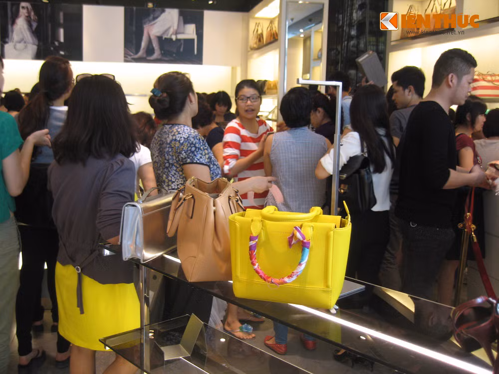 Chương trình giảm giá lên tới 50% trong "ngày thứ 6 đen" (Black Friday) với hàng loạt sản phẩm đã thu hút khách hàng đổ về đây.