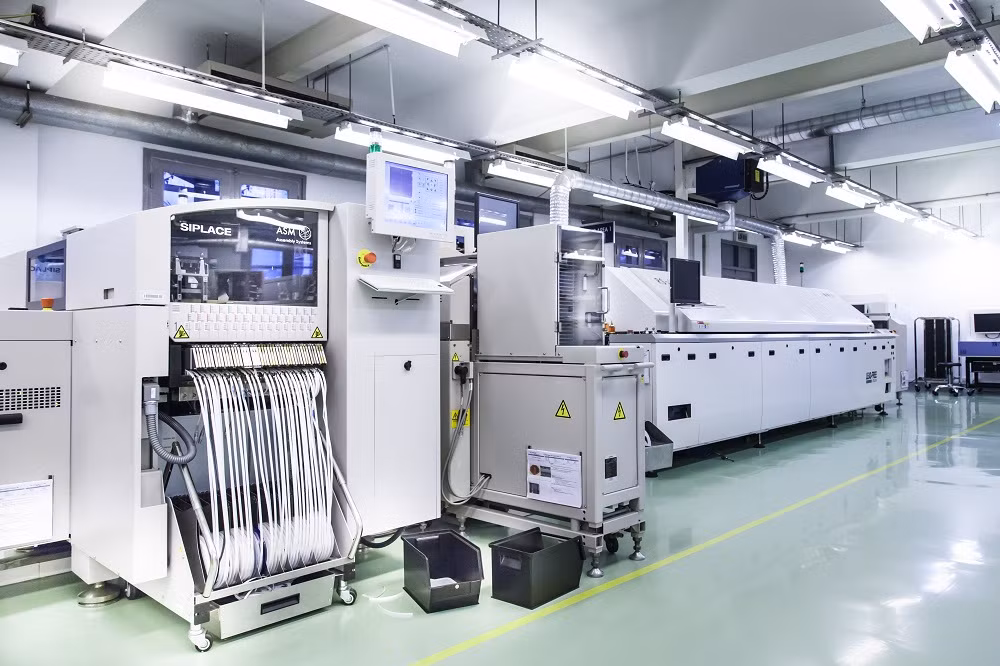 Ngoài ra, công ty đã đầu tư hai dây chuyền lắp ráp SMT hiện đại tại nhà máy ở 124 Hoàng Quốc Việt, cho phép gia công lắp ráp, sản xuất các bảng mạch điện tử, các thiết bị đầu cuối có hàm lượng công nghệ cao phục vụ nhu cầu ngày càng tăng của khách hàng.