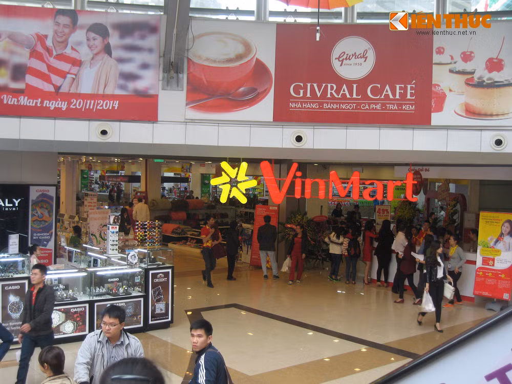 Các siêu thị VinMart có quy mô lớn với diện tích lên đến hơn 10.000m2, kinh doanh hơn 40 ngàn mặt hàng thuộc đủ các nhóm ngành khác nhau như thực phẩm, hóa mỹ phẩm, đồ dùng gia đình, điện máy gia dụng, may mặc thời trang, đồ chơi…