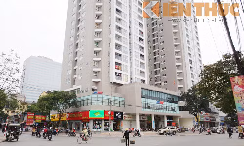 Anh Nguyễn Đức Thành (Công ty TNHH Kiến trúc sư Hồ Thiệu Trị và Cộng sự) cho biết: "Hà Nội có lượng lớn chung cư cũ, nhưng có lẽ khu nào ở vị trí “đất vàng”, thuận lợi kinh doanh mới nhiều khả năng doanh nghiệp bất động sản đầu tư xây dựng lại. Khu B4 Kim Liên xây mới nhanh một phần nhờ điều này".