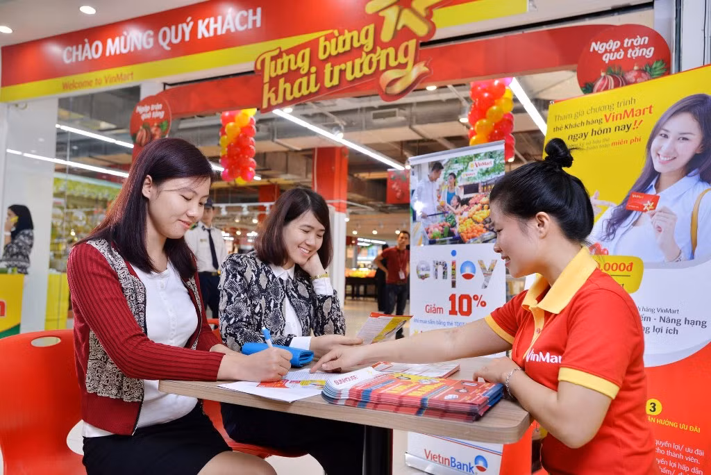 Khá phấn khởi, một khách hàng cho biết: "Siêu thị mới có chương trình giảm giá, người mua chúng tôi là được lợi nhất".