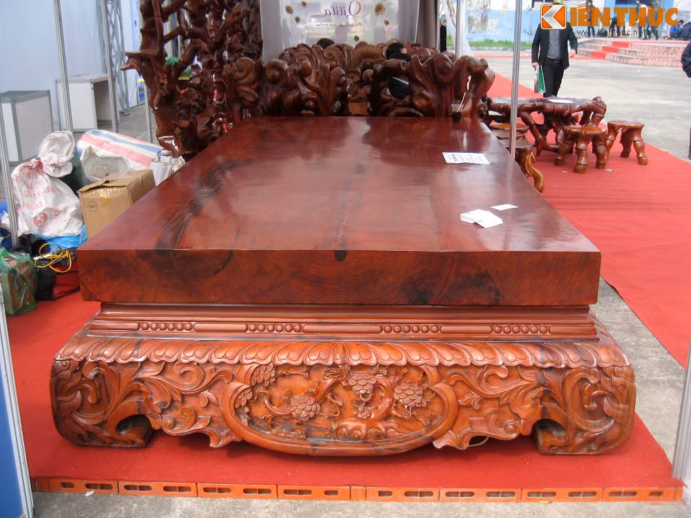 Sập quỳ dài 3,17m, rộng 1,63m, dầy 18cm có giá 560 triệu đồng.