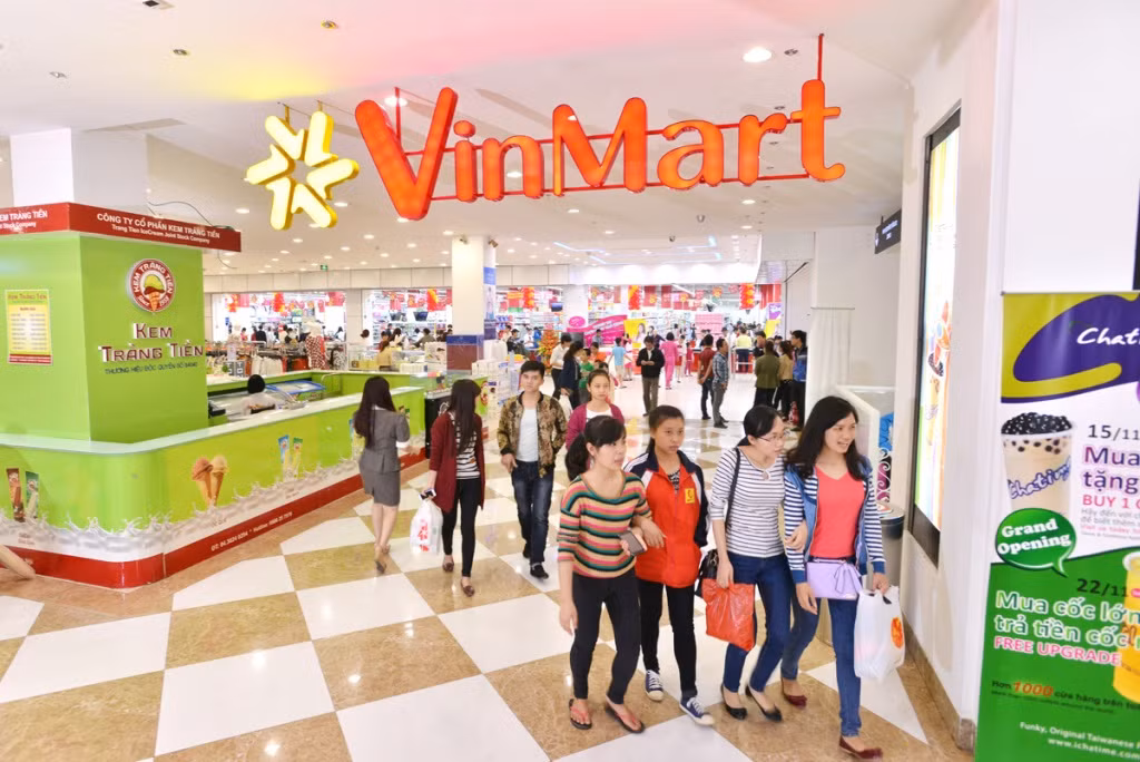 Ngày đầu khai trương tại Hà Nội, nhờ vị trí nằm tại các khu "đất vàng" Thủ Đô như Royal City, Times City, khu đô thị Trung Hòa, làng Quốc tế Thăng Long, Trung tâm văn hóa thể thao giải trí StarBowl... Vinmart nhanh chóng thu hút sự chú ý, lượng khách đến siêu thị mới khá đông.