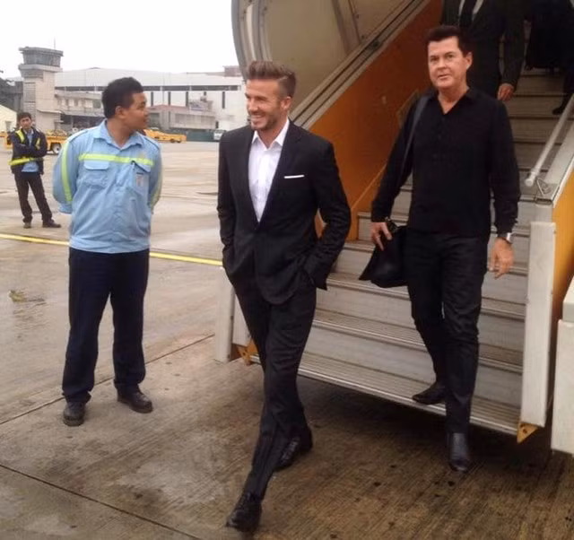 Những dịch vụ dành cho cựu cầu thủ người Anh - David Beckham đều thuộc hàng cao cấp. Trong đó, phải kể đến chiếc phi cơ phản lực riêng được thuê với giá 15.000 USD. Cộng thêm chi phí chờ đợi, bến bãi khi chở Beckham từ Hà Nội vào thành phố Hồ Chí Minh.