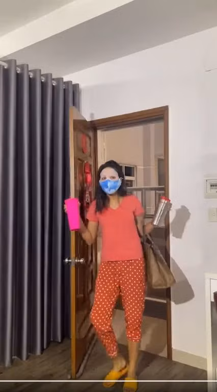 5 mỹ nhân Việt đắp mặt nạ khắp mọi nơi, da luôn mướt mát - Hình 2 5 my nhan Viet dap mat na khap moi noi, da luon muot mat-Hinh-2