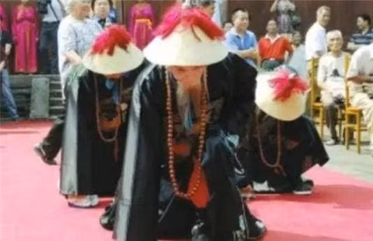 Cac quan chuc trieu Thanh tung tay ao hai lan truoc khi quy xuong, tai sao?