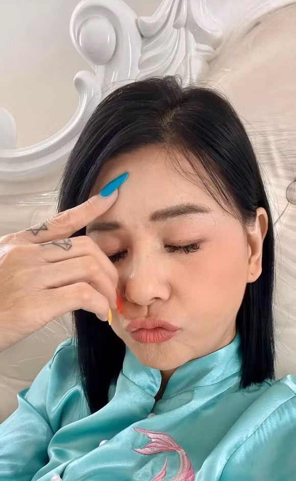 Cat Phuong 'muon di dau do that xa' sau khi bi tung tin qua doi